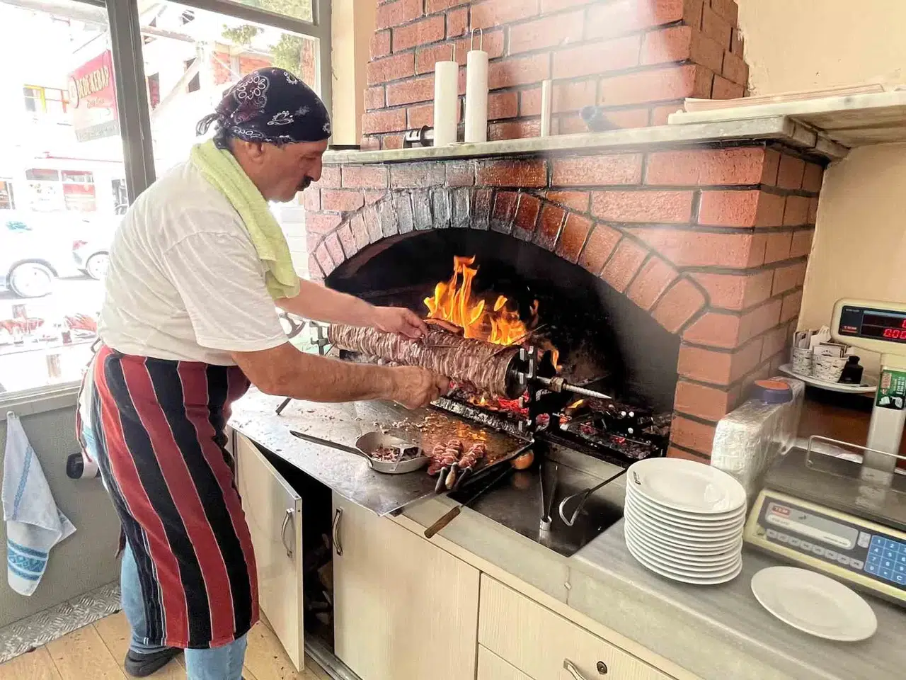 Dedenin Cağ Kebabını Son Defa Yemek İçin Geldiler