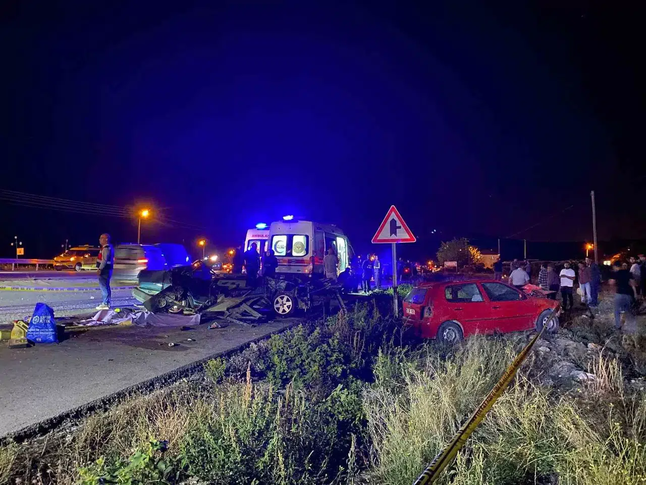 Denetimden Çıkan Araba, Refüjü Aşarak Karşı Şeritten Gelen Arabanın Üzerine Düştü: 2 Meyyit, 3 Yaralı