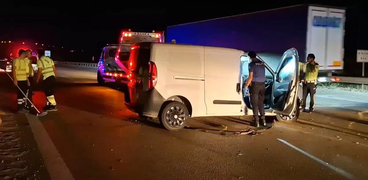 Denetimden Çıkan Hafif Ticari Araç Bariyerlere Çarptı: 1 Meyyit, 1 Yaralı