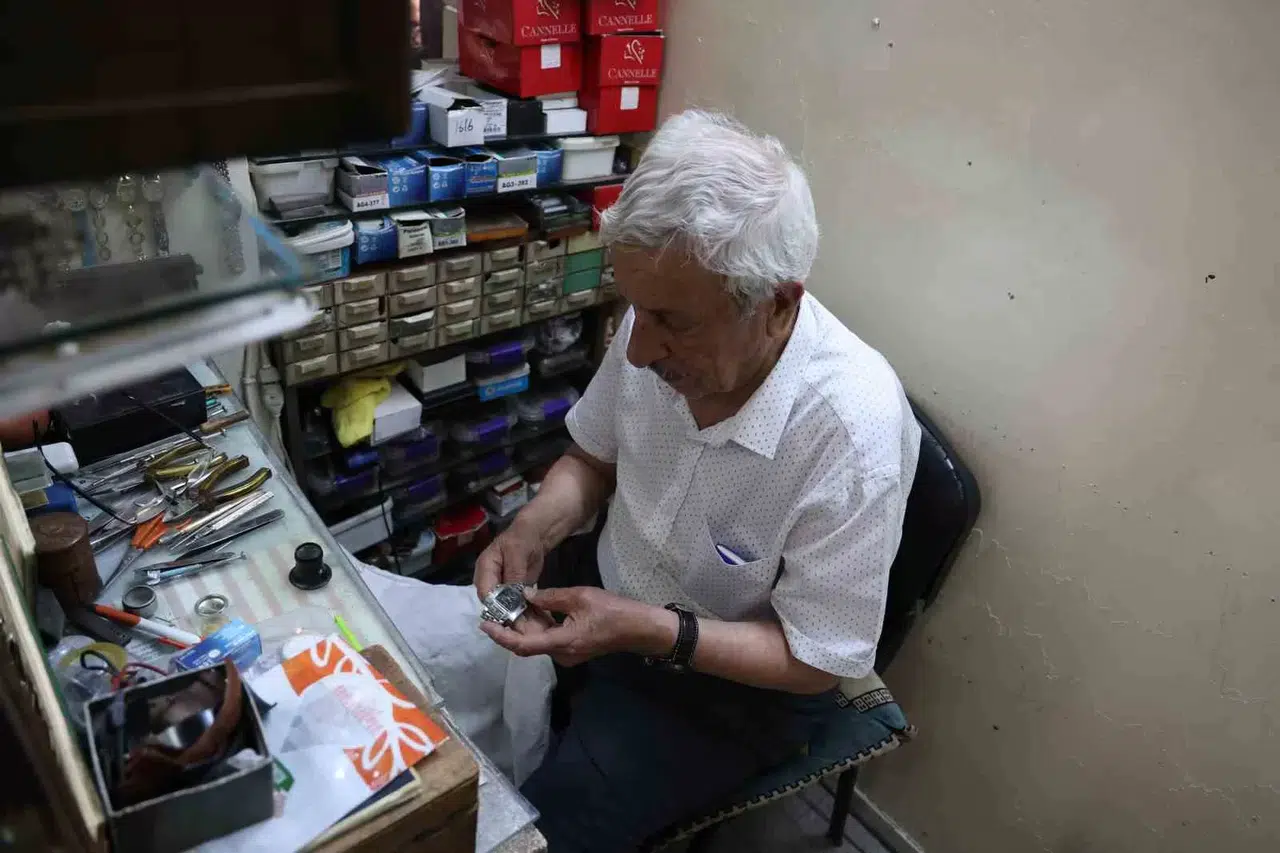Diyarbakır’da 90 Yaşındaki Saat Tamir Ustası 58 Yıldır 2 Metrekarelik Alanda Vakitle Uğraşıyor
