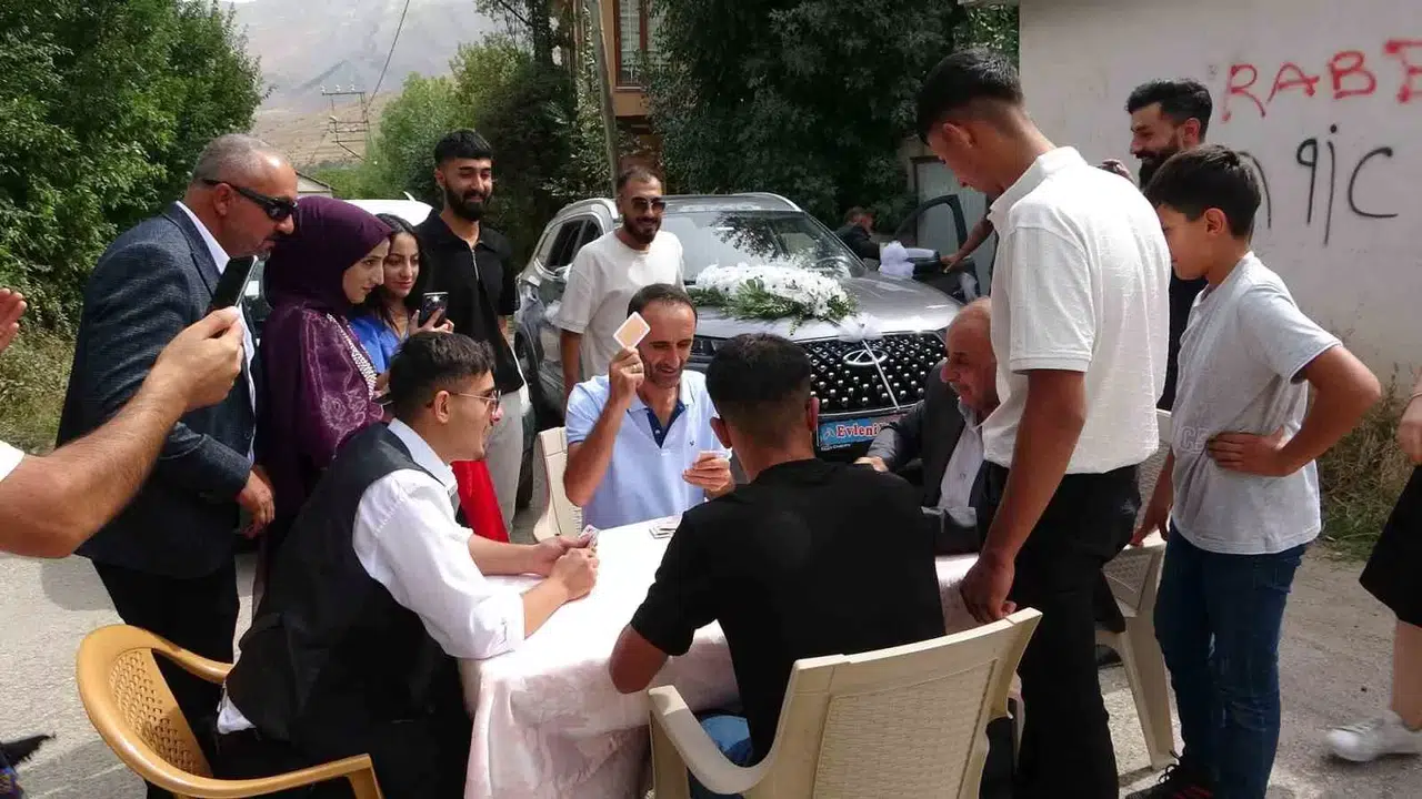 Düğün Konvoyunun Önü Pişti Masasıyla Kesildi