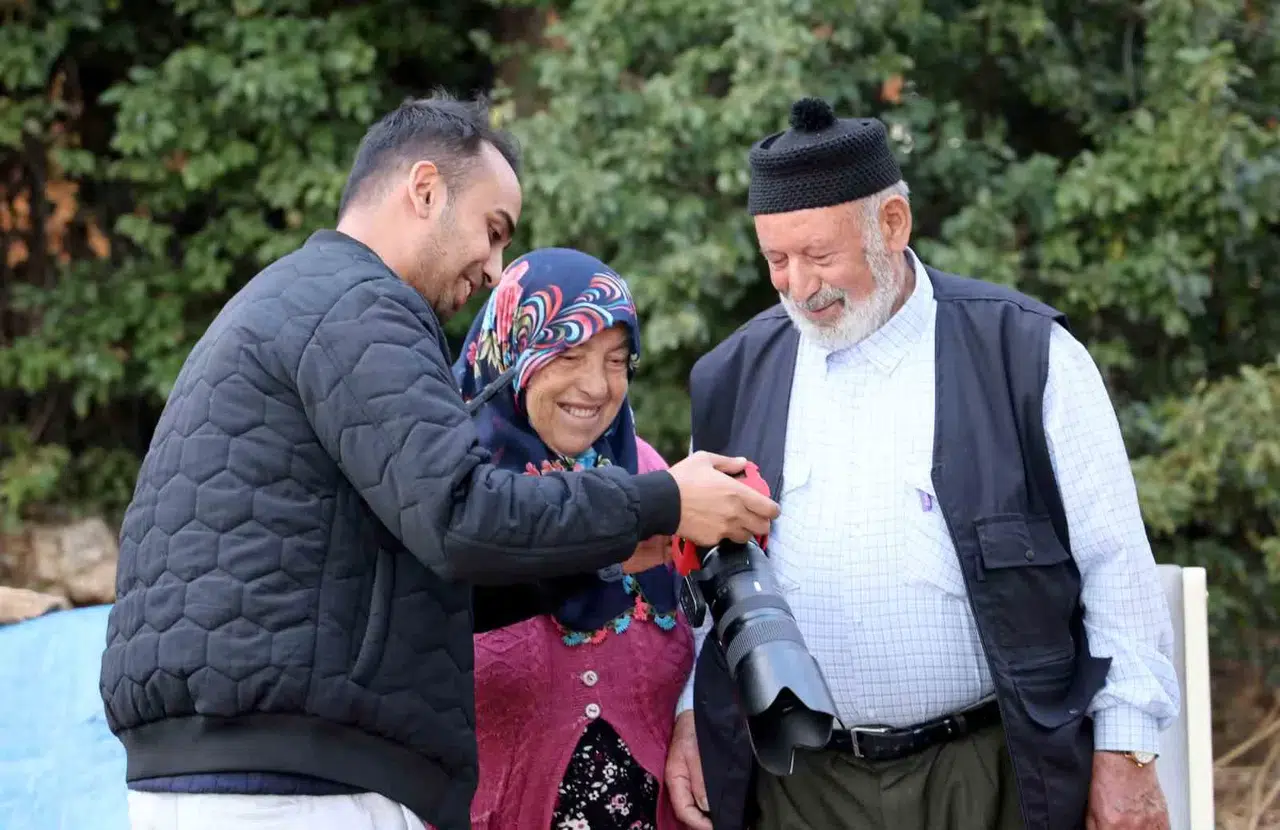Elini Hanımının Omzuna Koymak İçin Müsaade İstedi, İmgeyi Milyonlarca Kişi İzledi