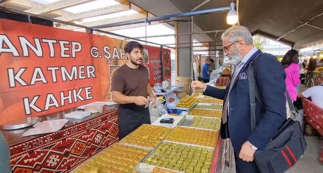 En Süratli Baklava Yeme Yarışında Birinci Oldu: Bir Tepsi Baklavayı Kaptı