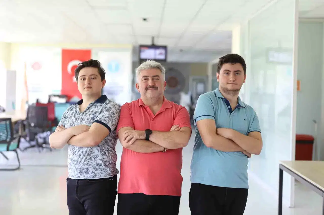 Eşinin Evlilik Kaidesini Yerine Getirdi, 24’üncü Üniversitesini Oğullarıyla Okuyacak