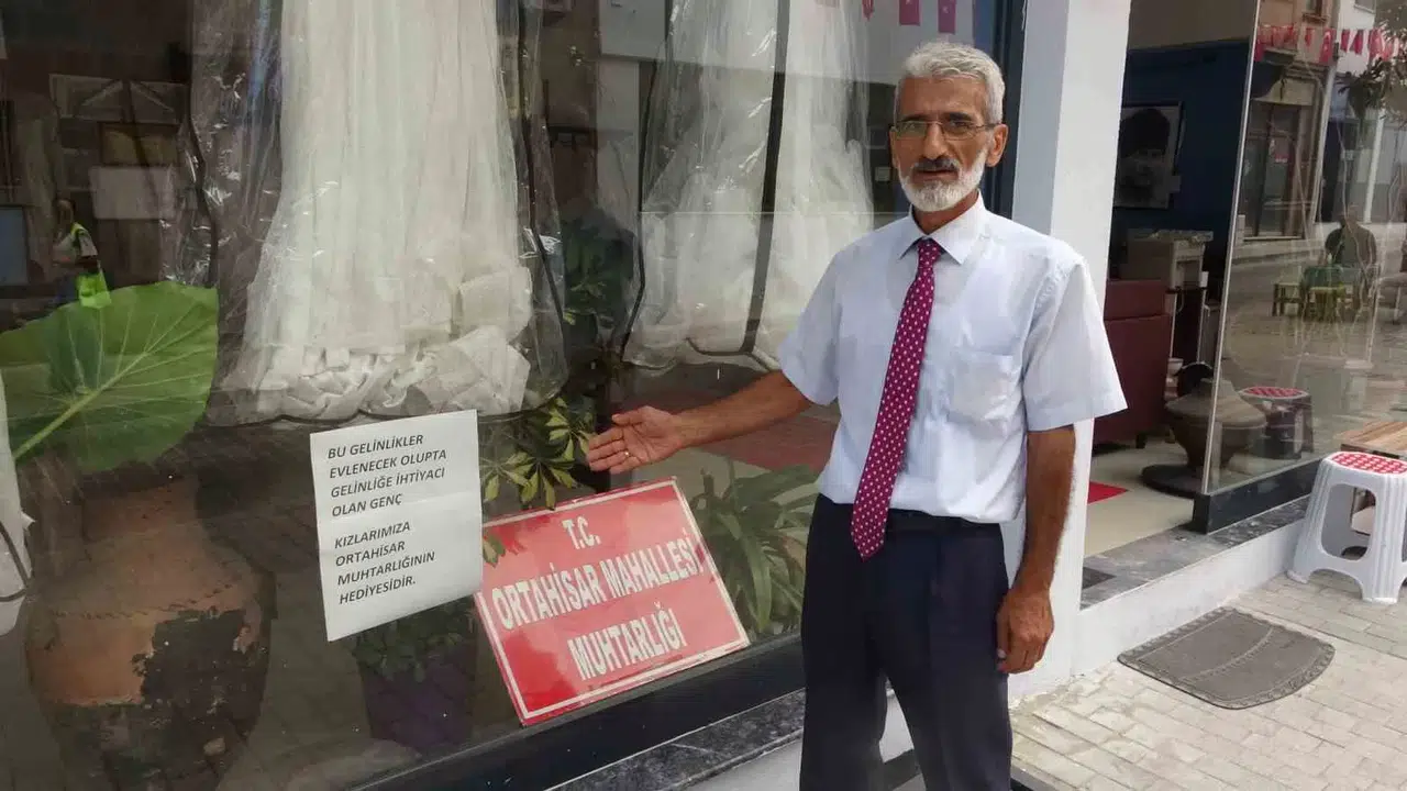 Evlenecek Genç Kızlara Gelinlik İkram Ediyor