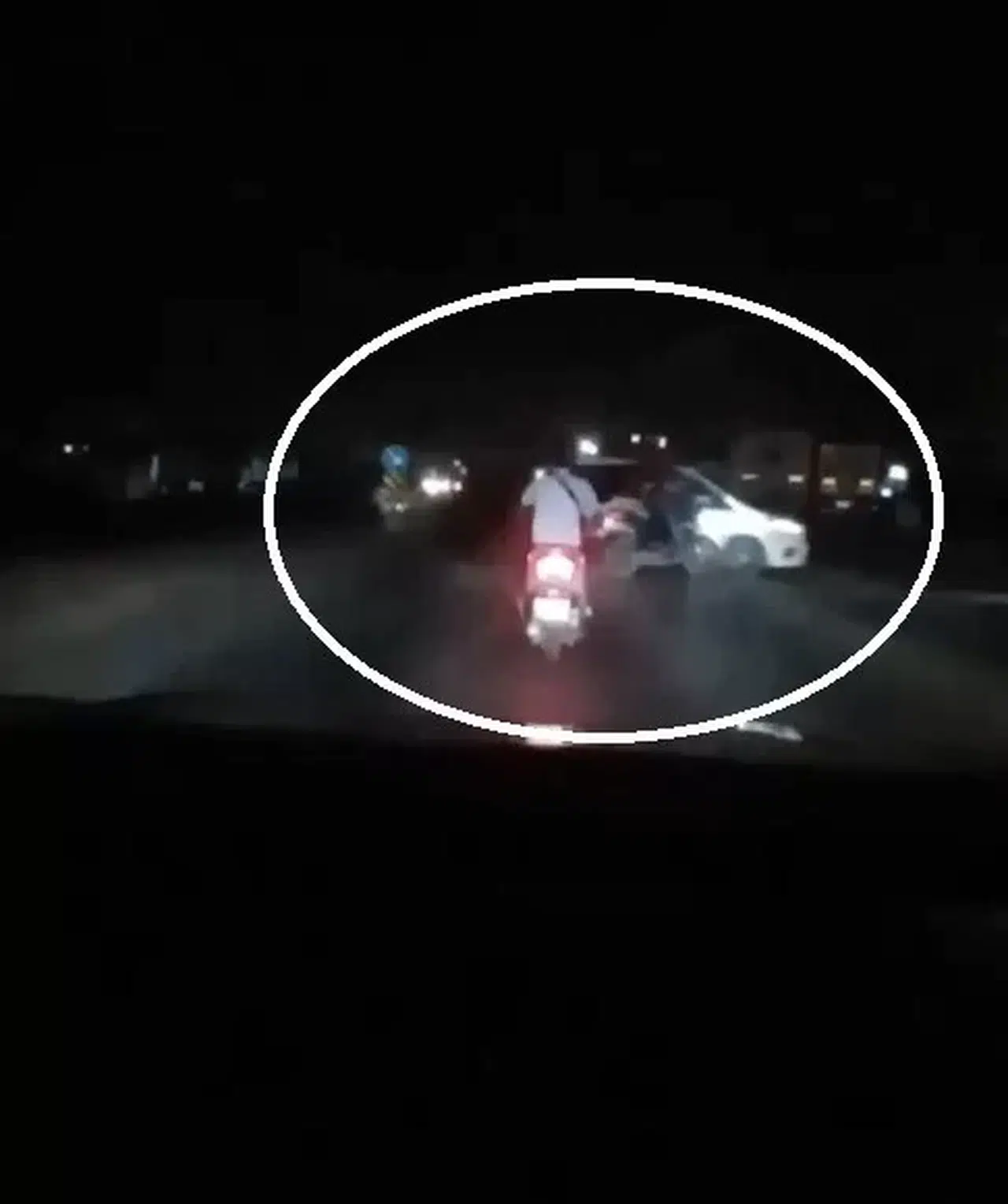 Görüntü Çekmek İsterken Motosikletin Arabaya Ok Üzere Saplandığı Anları Kayda Aldı