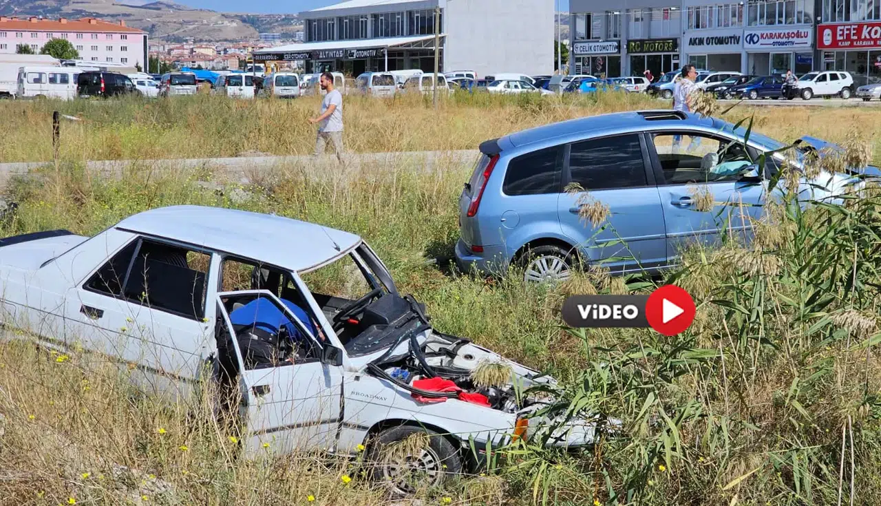 Hastane Önünde Kaza, 4 Kişi Yaralandı