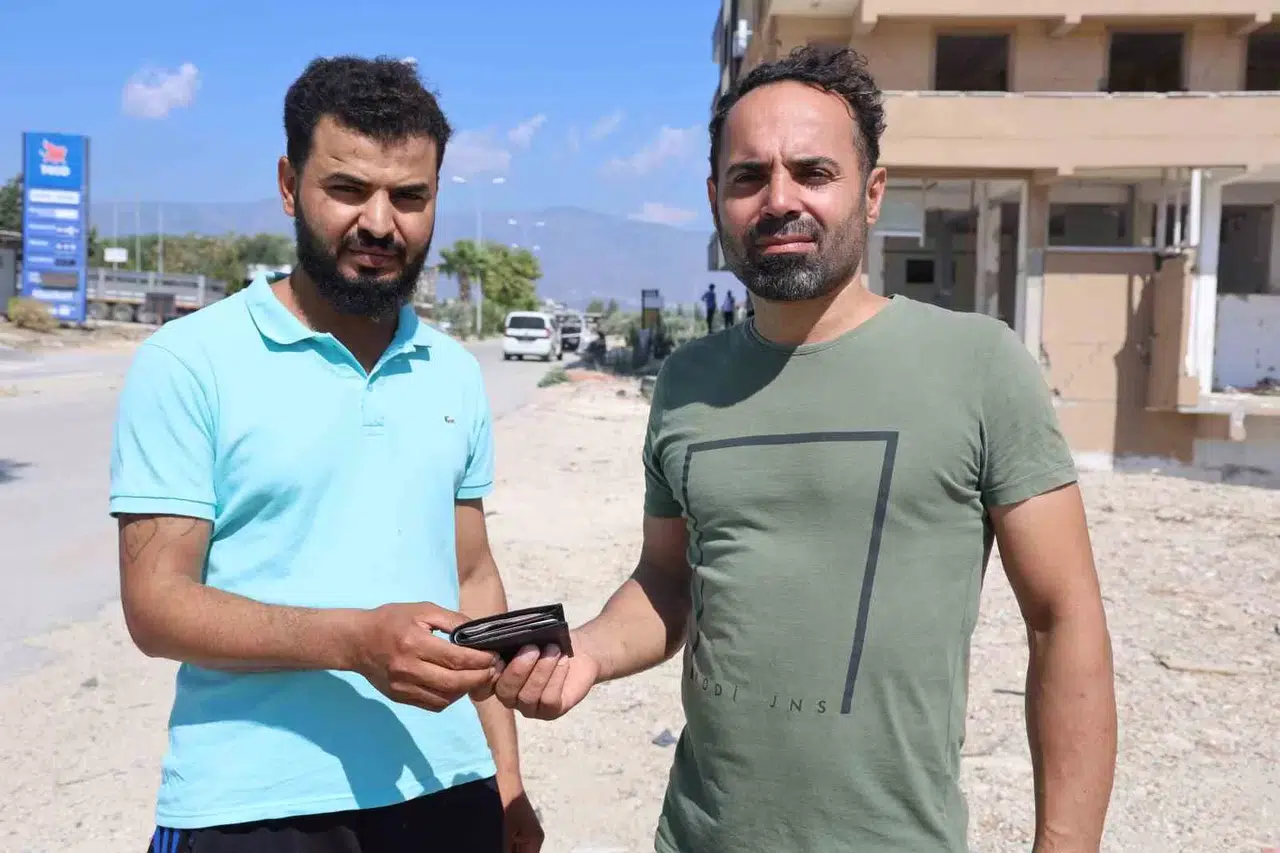 ’İyilik Yap, Güzellik Bul’ Kelamı Gerçek Oldu: İçi Para Dolu Cüzdanı Sahibine Teslim Etti
