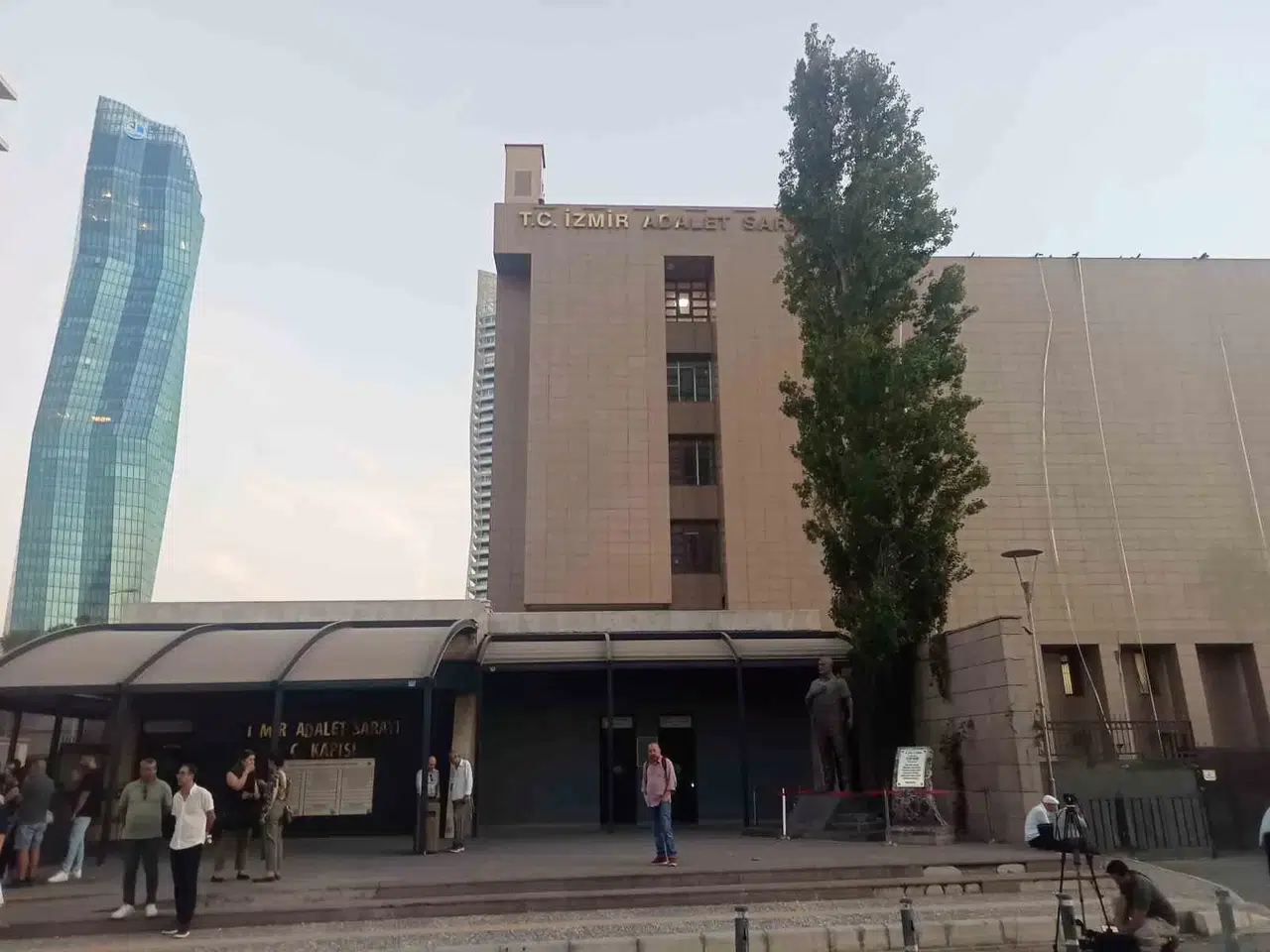 İzmir’de 2 Kişinin Elektrik Akımına Kapılarak Ölmesiyle İlgili Davada Orta Karar Verildi