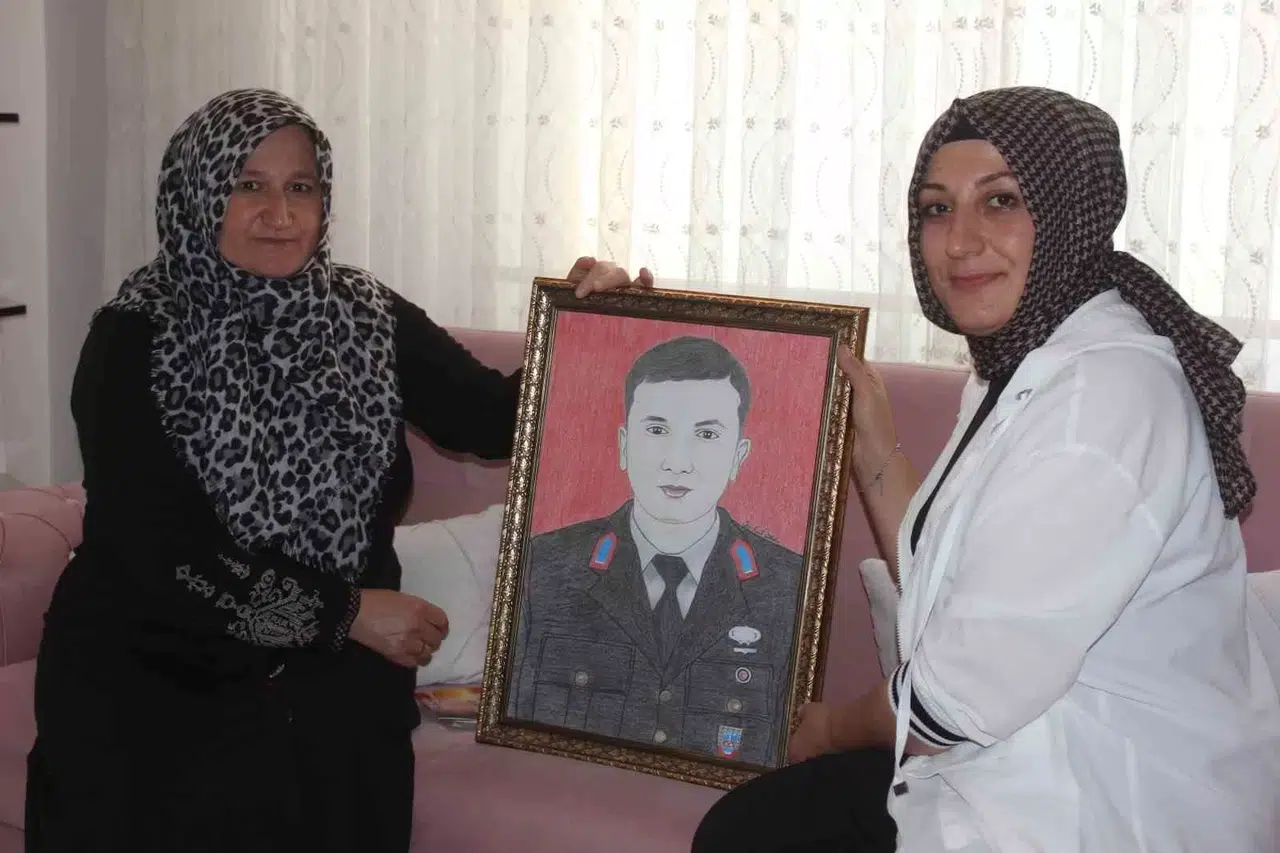 Kahramanmaraş’ta Bir Ressam Şehitlerin Fotoğraflarını Çizerek Ailelerine İkram Ediyor
