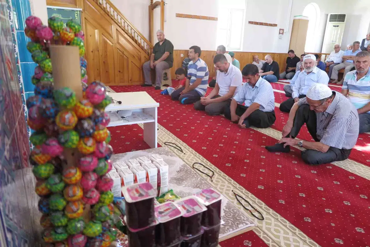 Kahramanmaraş’ta İmam, Mescitte Oluşturduğu İkram Köşesi ile Çocukları Sevindiriyor