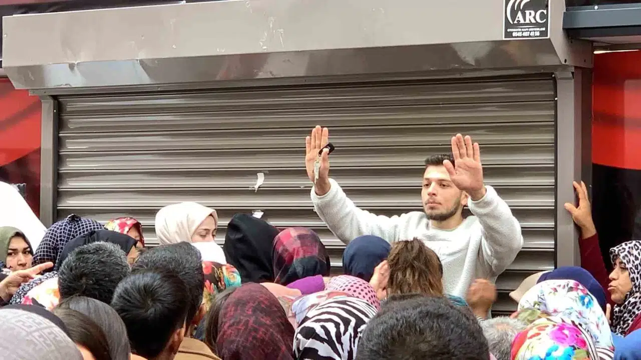Karaman’da Her Eserin 100 Liradan Satışa Sunulduğu Mağaza Açılışında İzdiham Yaşandı