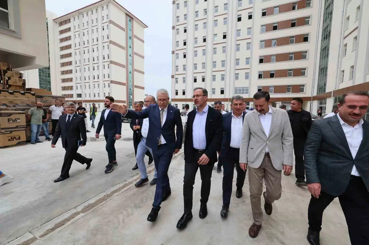 Kasapoğlu, Ege Üniversitesi’nde İmali Devam Eden Yurtları İnceledi