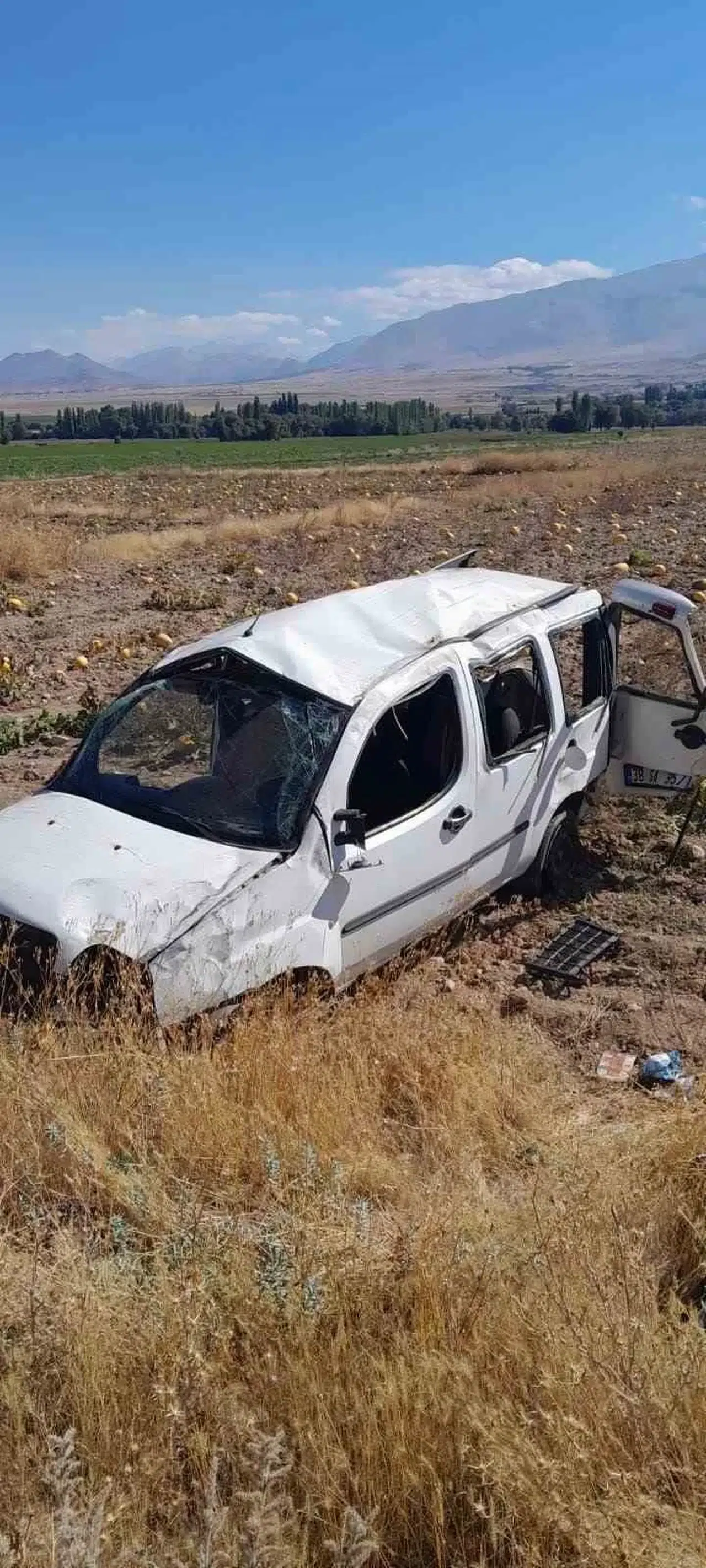 Kayseri’de Hafif Ticari Araç Şarampole Devrildi: 1 Meyyit, 1’i Ağır 2 Yaralı