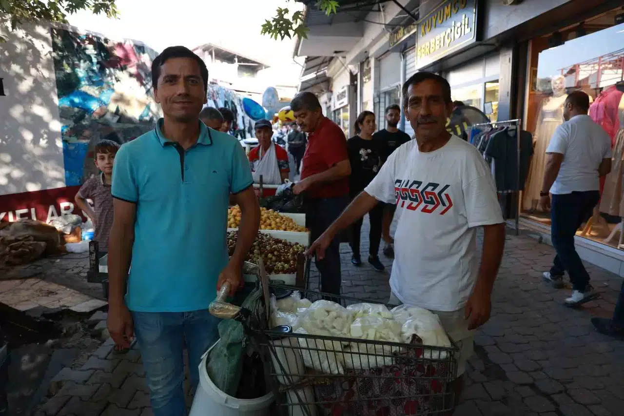Kuş Lisanı Konuşarak Adeta Bülbül Üzere Şakıyan İki Esnaf İlgi Odağı Oldu