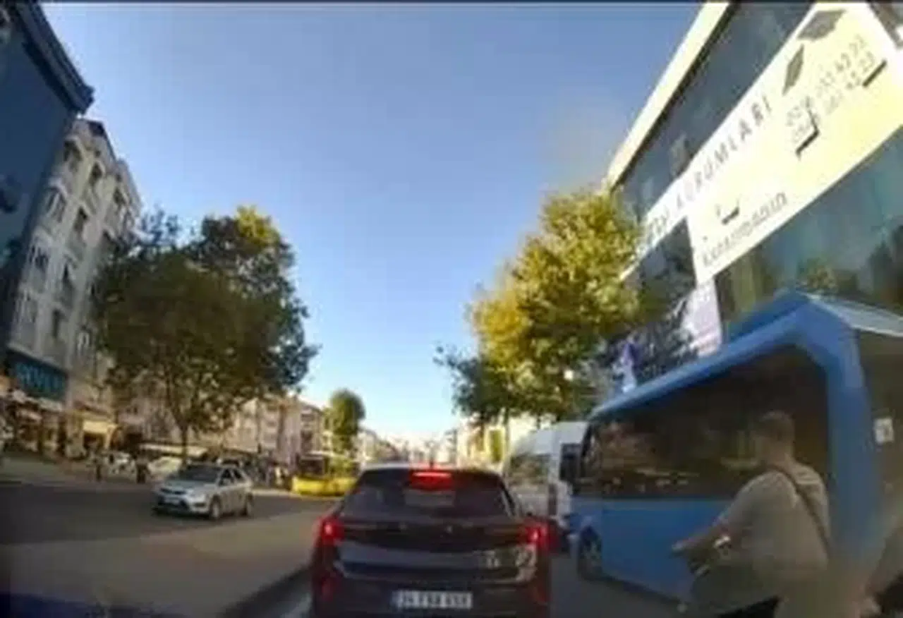 Maltepe’de Motosiklet Şoförü, Sürücüsü ile Tartıştığı Minibüsün Aynasını Kırdı