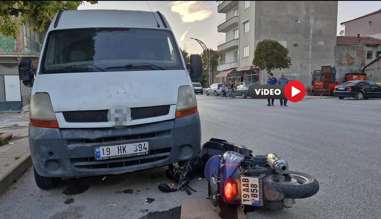 Kontrolden Çıkan Motosiklet Ticari Aracın Altına Girdi