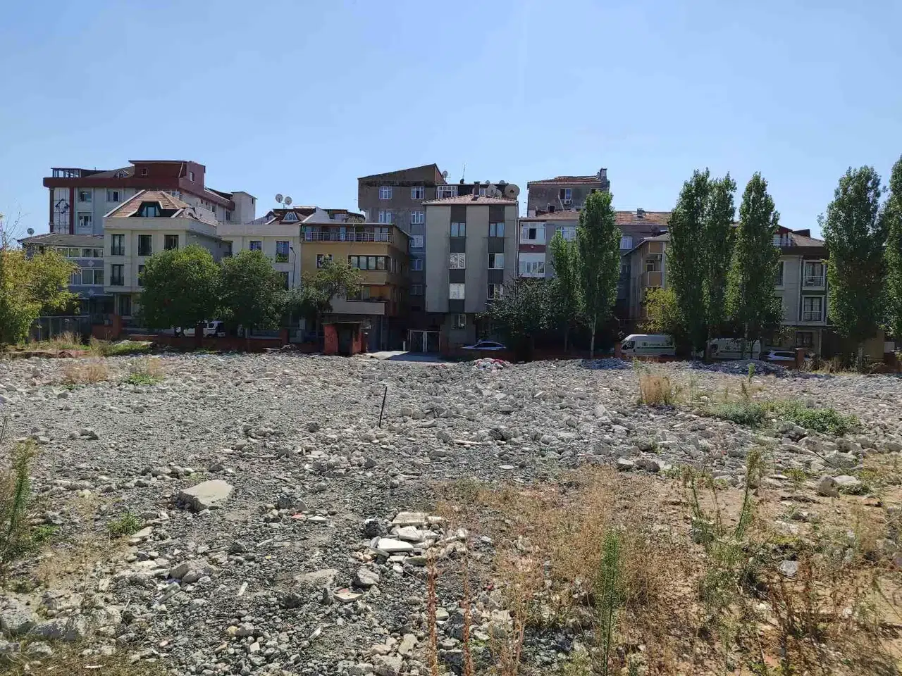 Öğrenci ve Veliler Yıkılan Okulun Yine Yapılmasını İstedi