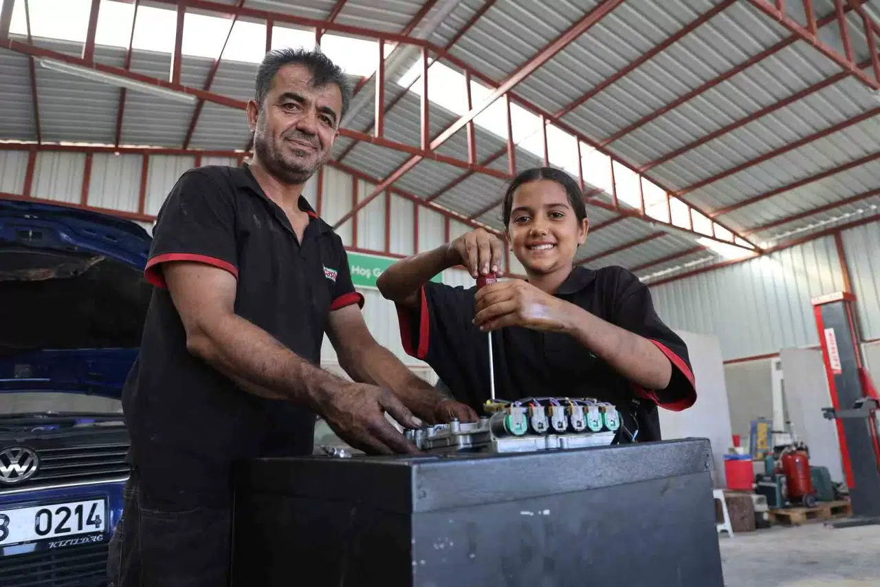 Oto Tamirhanesinin 13 Yaşındaki Irmak Ustası, Yılların Ustalarına Taş Çıkarıyor
