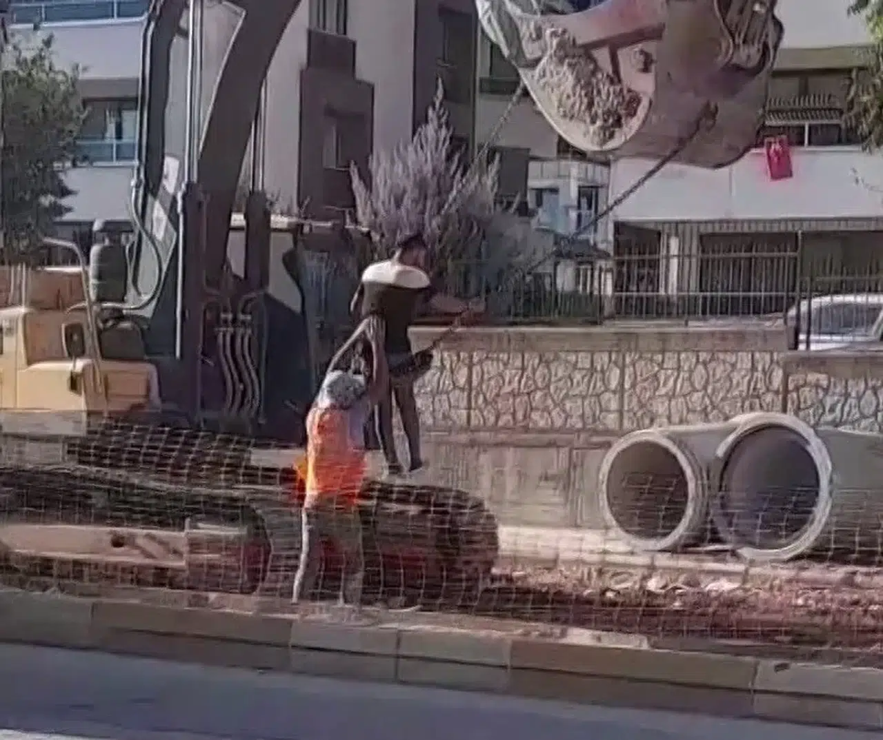 Personeller, Kepçeye Kurdukları Salıncakta Çocuklar Üzere Eğlendi