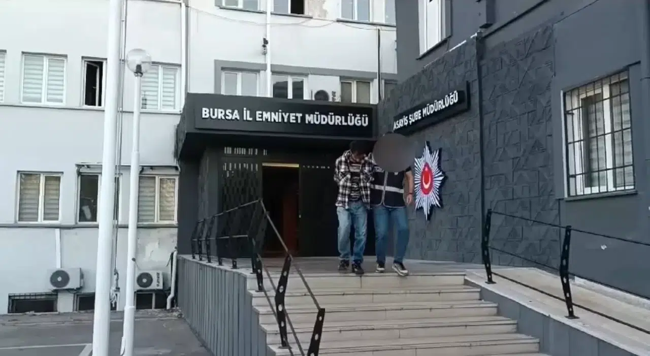 Polis Tamirci Kılığına Girdi, 24 Yıl Mahpusla Aranan Şüpheliyi Yakaladı