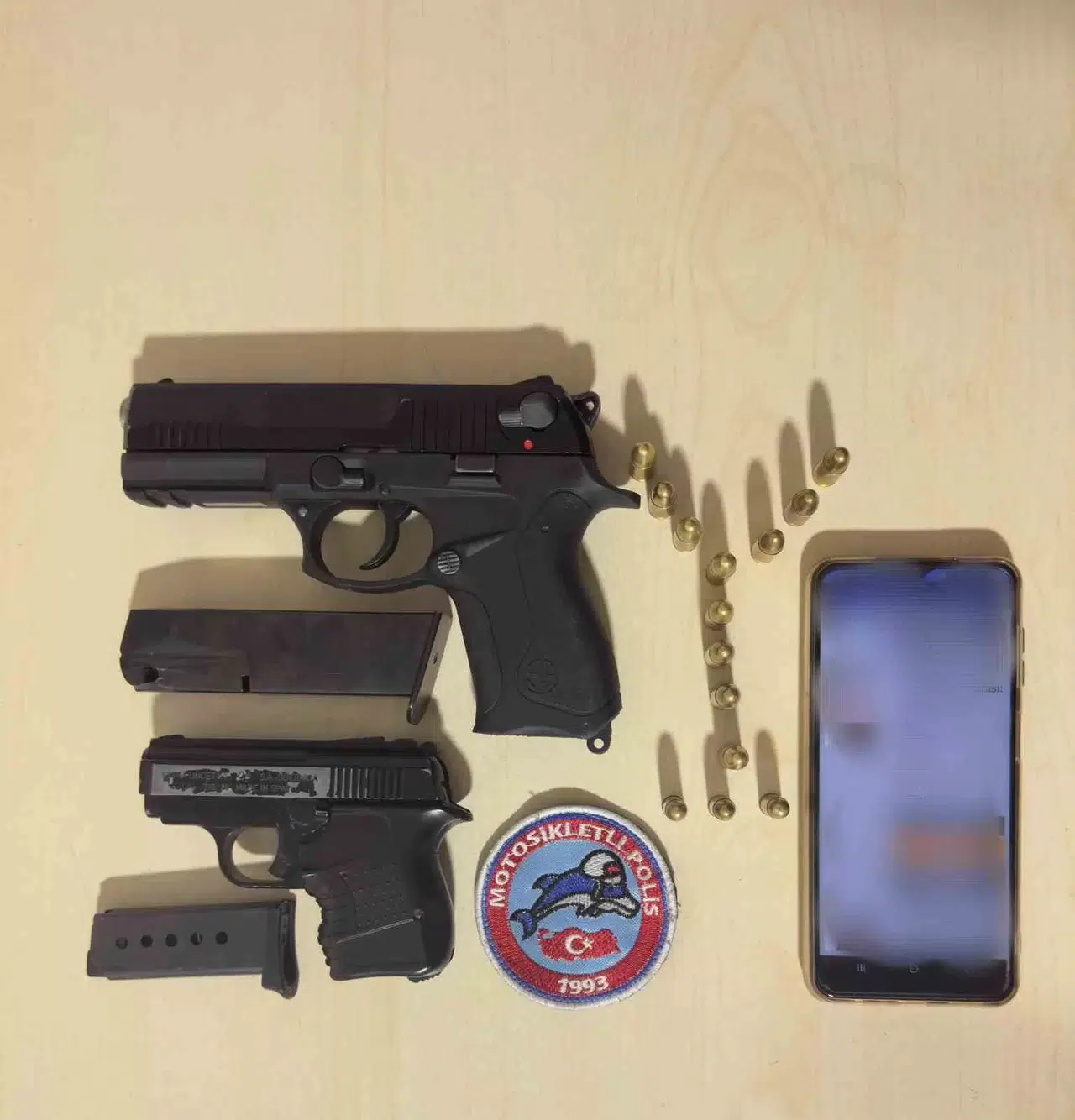 Polisten Kaçan Araçta 2 Ruhsatsız Tabanca Ele Geçirildi