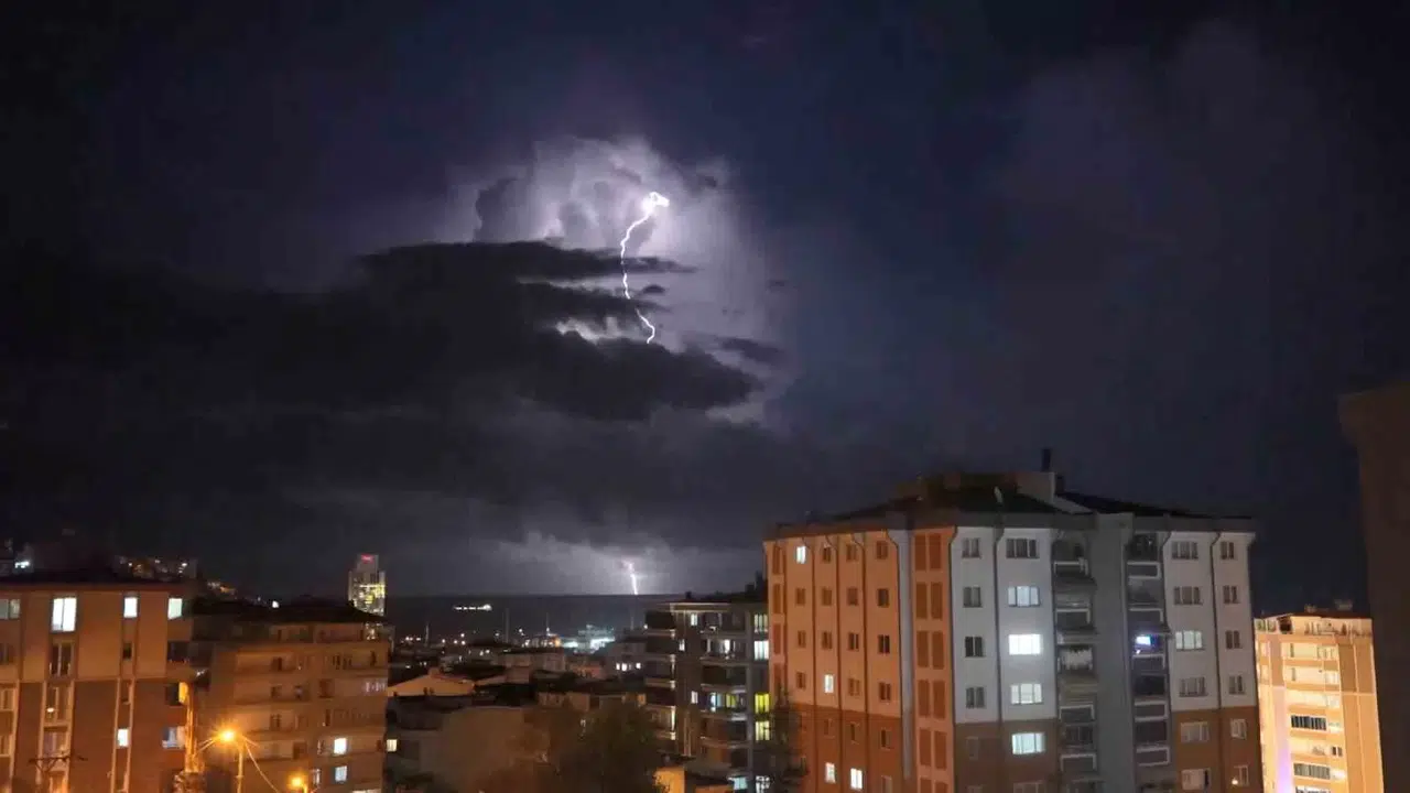 Samsun’da Şimşekler Gökyüzünü Aydınlattı