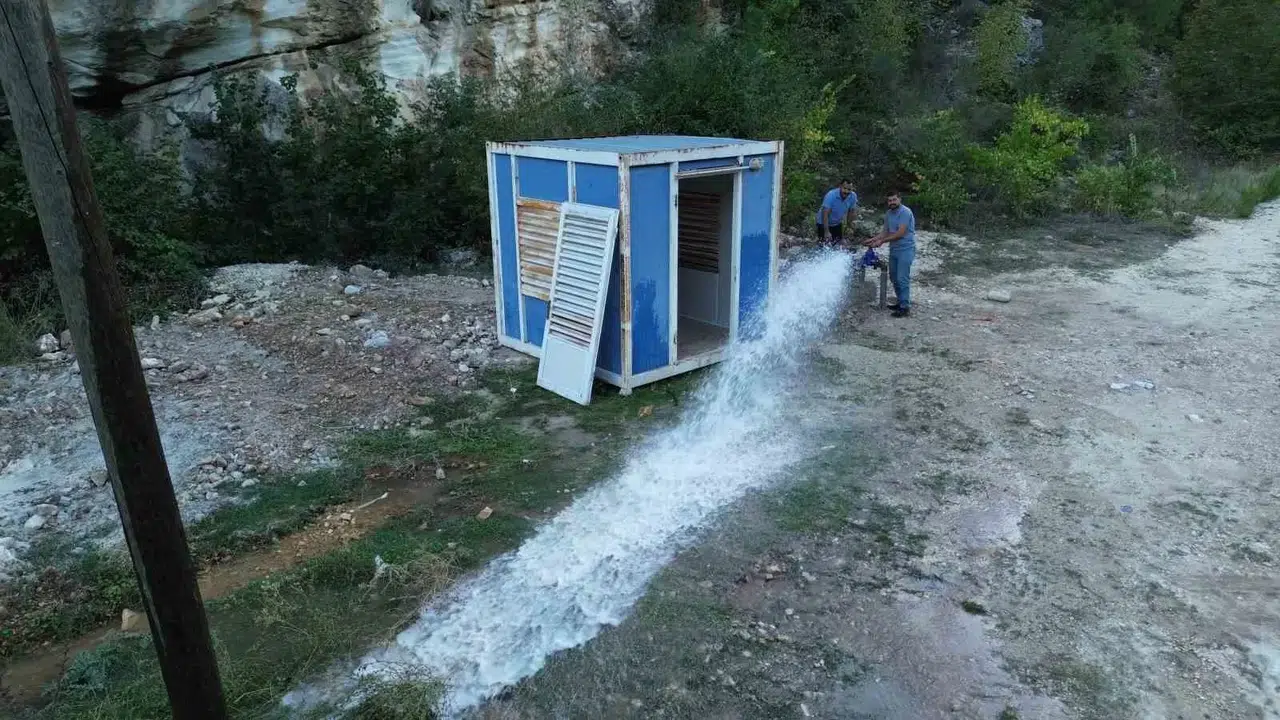 Sarsıntıyla Birlikte 11 Kuyudan 6’sının Kuruduğu Mahallede, Saniyede 8 Litre Su Çıkan Yeni Kuyu Yüzleri Güldürdü