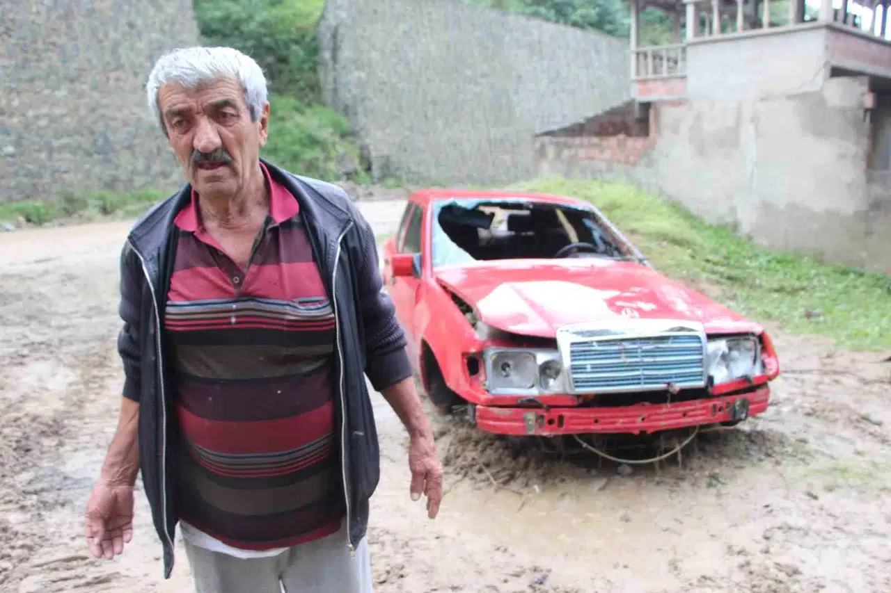 Sel ve Heyelandan Torunları ile Birlikte Mağaraya Sığınarak Kurtuldu