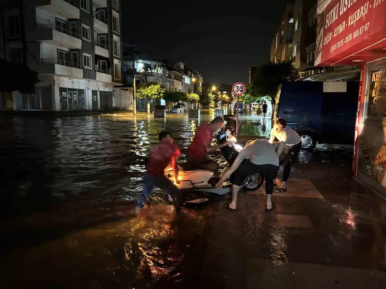 Şiddetli Yağışla Birlikte Göle Dönen Caddelerde Vatandaşlar Sıkıntı Anlar Yaşadı