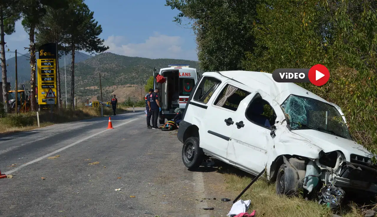 Hafif Ticari Araç Devrildi: 4 Yaralı