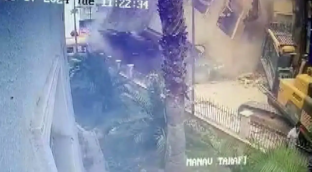 Yıkıma Mesaide Yakalanan İŞKUR Çalışanları Endişe Dolu Anlar Yaşadı, Yıkım Anı Kameraya Yansıdı