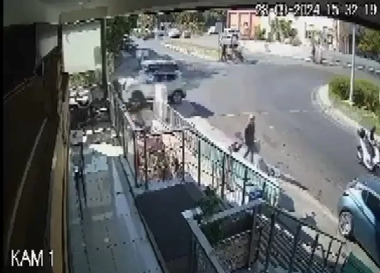 Yoldan Çıkan Araba Apartman Bahçesine Uçtu... O Anlar Kamerada