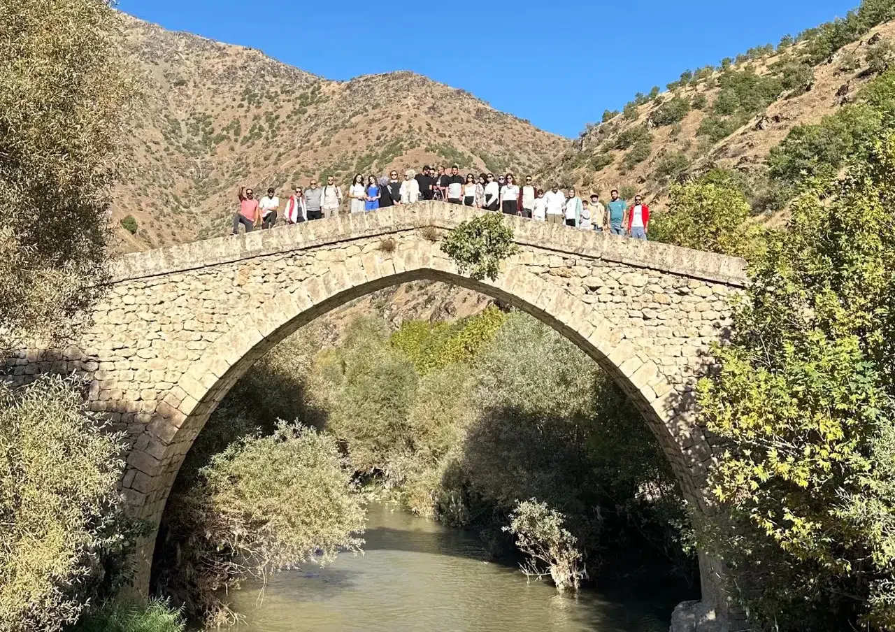 120 Kişilik Küme Şemdinli’nin Tarihi Yerlerini Gezdi