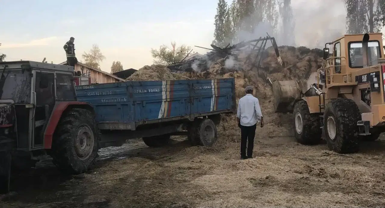 Devrilen Traktörün Altında Kaldı
