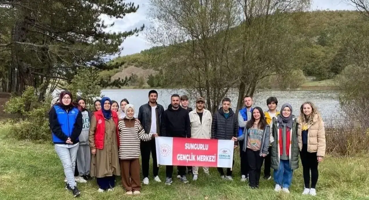 Gençler Gölette Temizlik Yaptılar