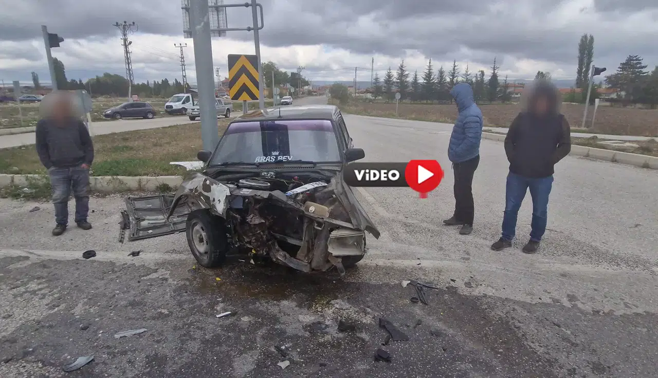 İki Otomobil Çarpıştı, Yaralı Var
