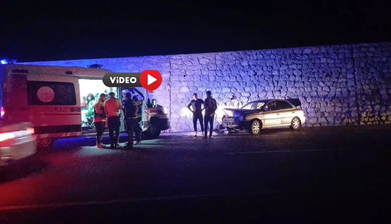 İstinat Duvarına Çarptı: 3 Yaralı