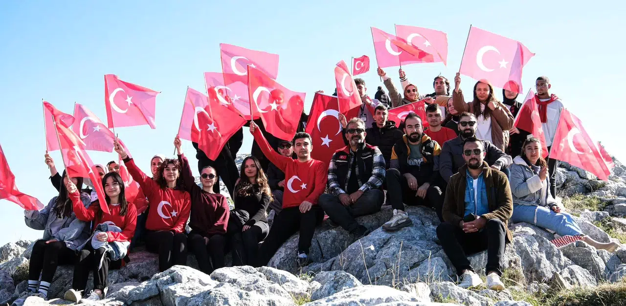 Kösedağ'ın Zirvesine Dev Türk Bayrağı