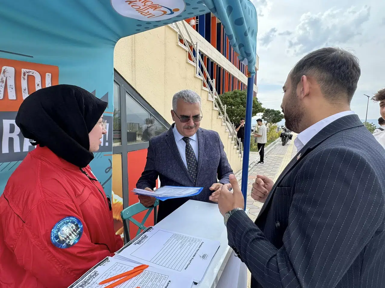 Milletvekili Ahlatcı, Yeni Öğrencileri Karşıladı