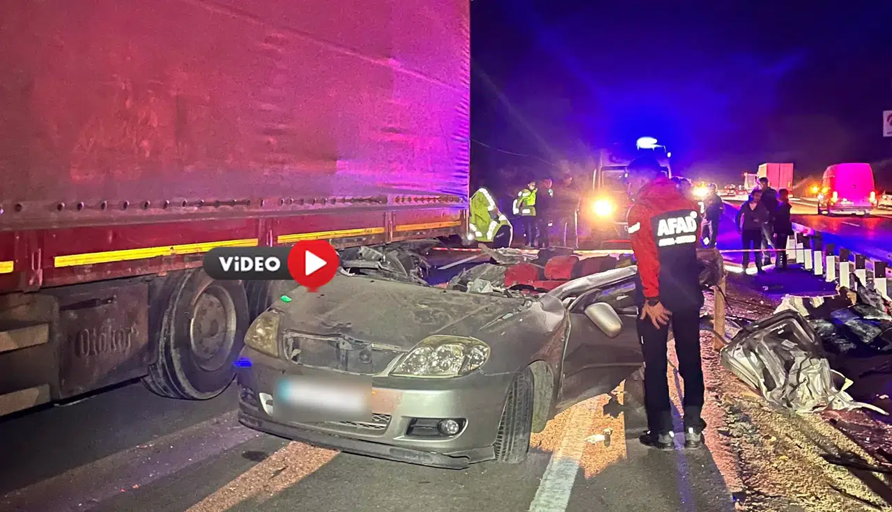 TIR’ın Lastiği Patladı, Otomobili Adeta Biçti!