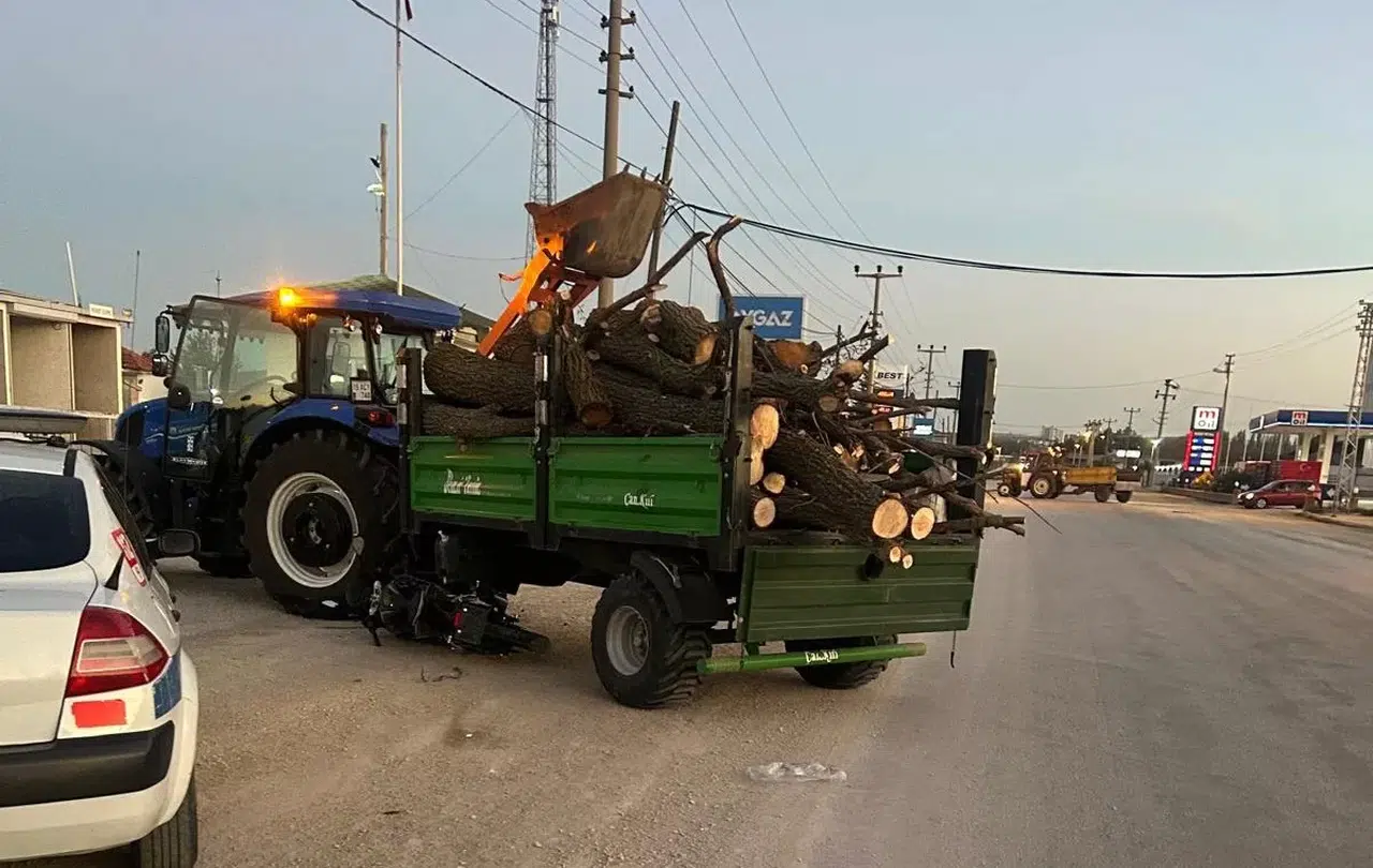 Traktöre Çarpan Motosikletin Sürücüsü Ölümden Döndü