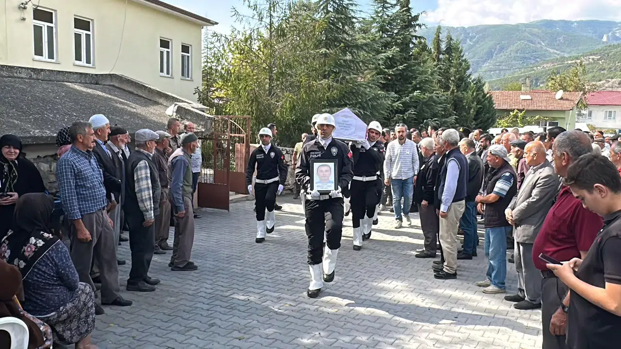 Vefat Eden Polis Memuru Çorum'da Toprağa Verildi