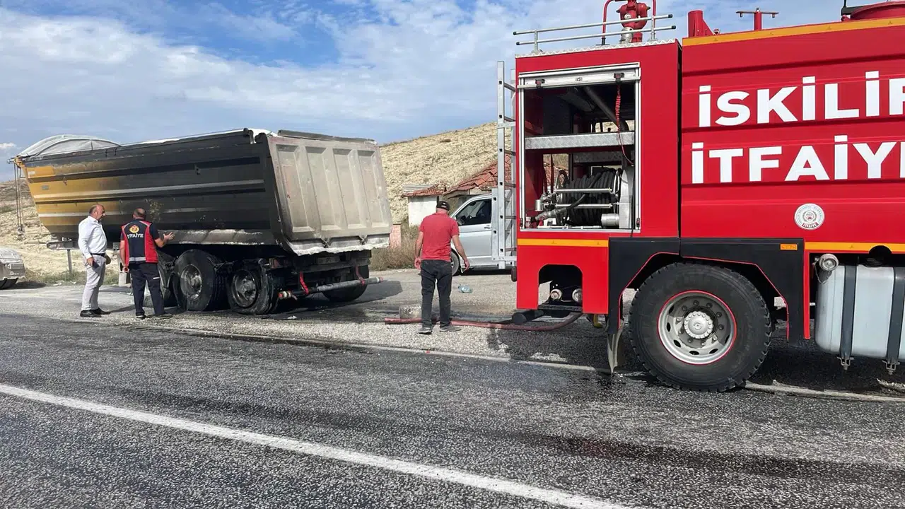 Yanan Kamyonu İtfaiye Söndürdü