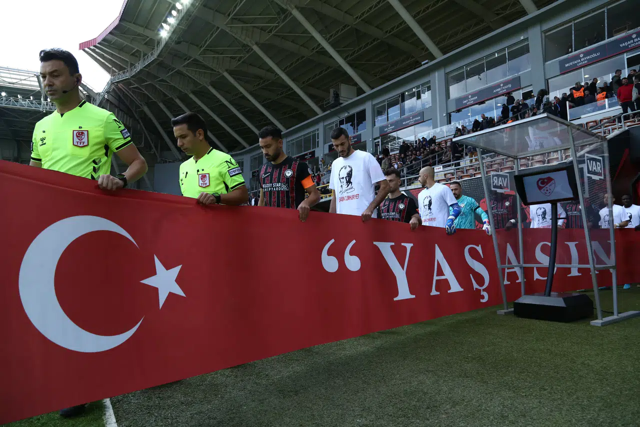 ‘Yaşasın Cumhuriyet’ Pankartı ile Çıktılar