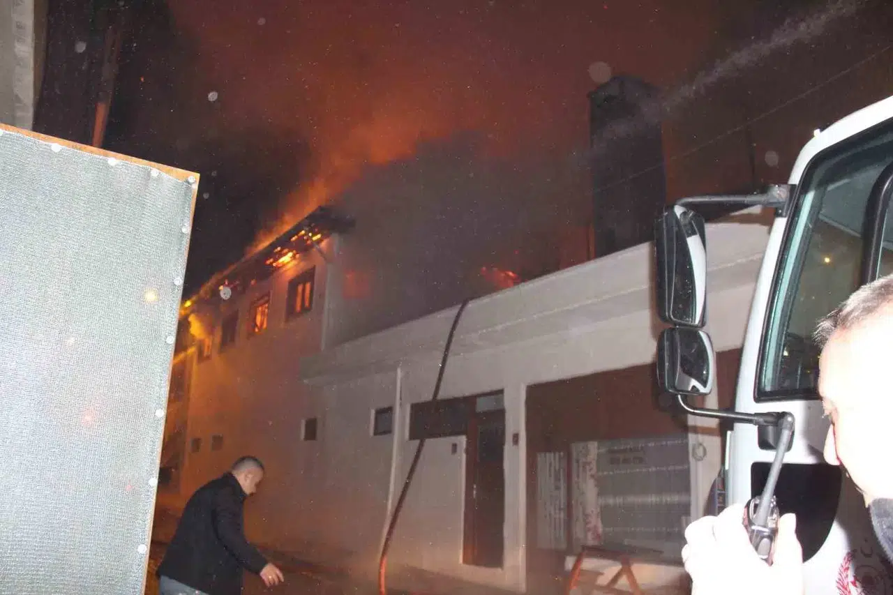 Alevlere Teslim Olan Tarihi Hamam Küle Döndü