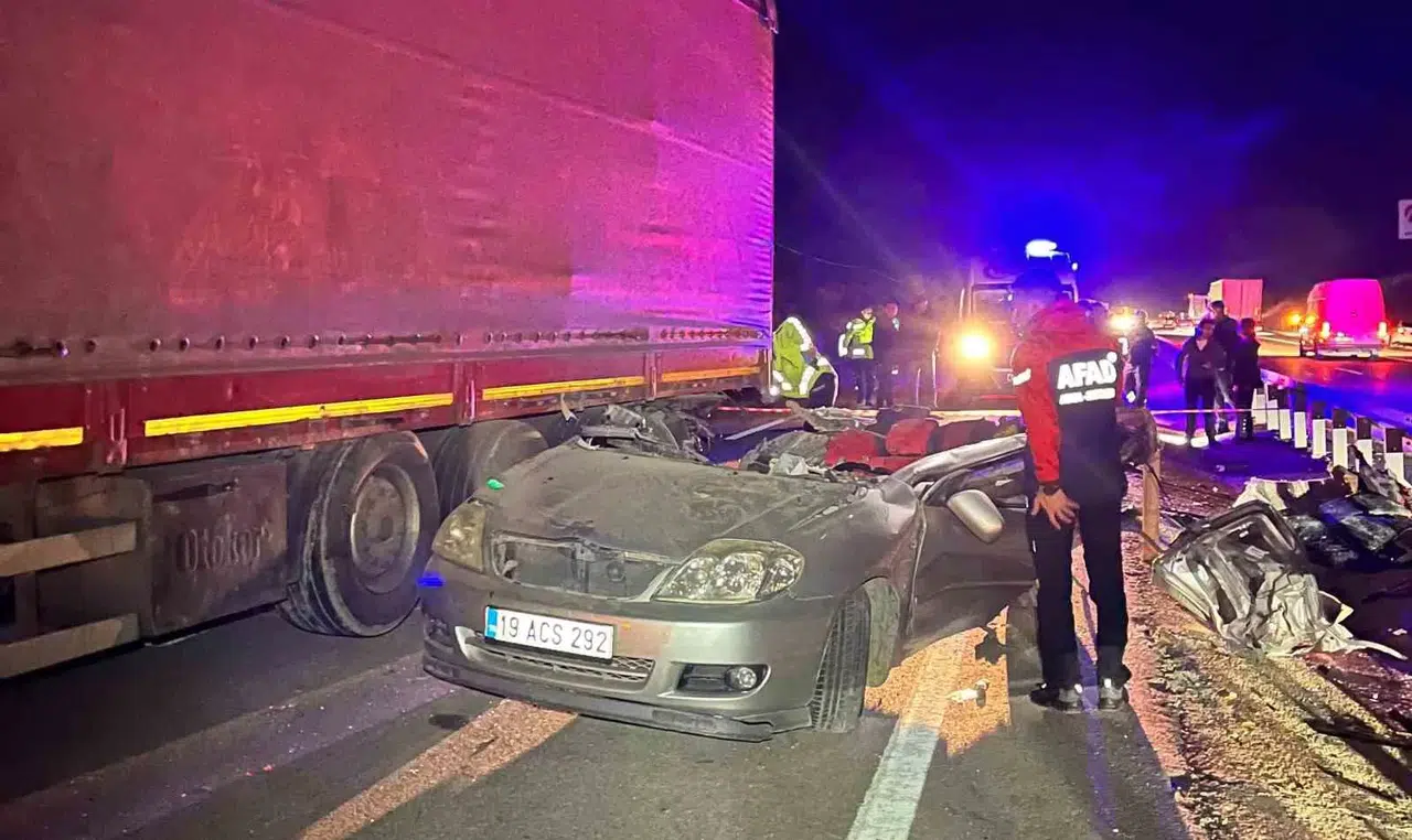Amasya’da Lastiği Patlayan Tıra Çarpan Araba Paramparça Oldu: 1 Meyyit