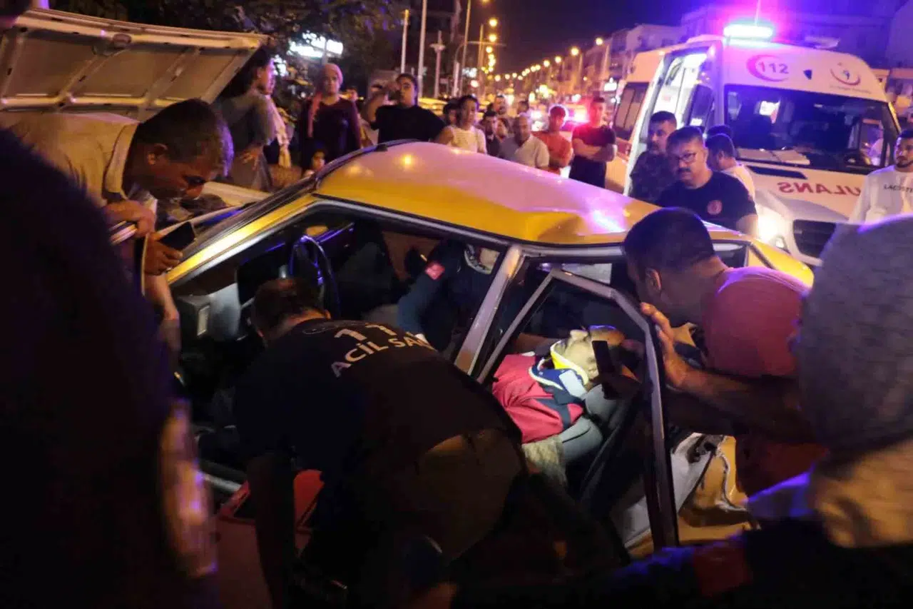 Antalya’da İki Arabanın Çarpıştığı Kazada Vatandaşlar ve Gruplar Saniyelerle Yarıştı: 4 Yaralı