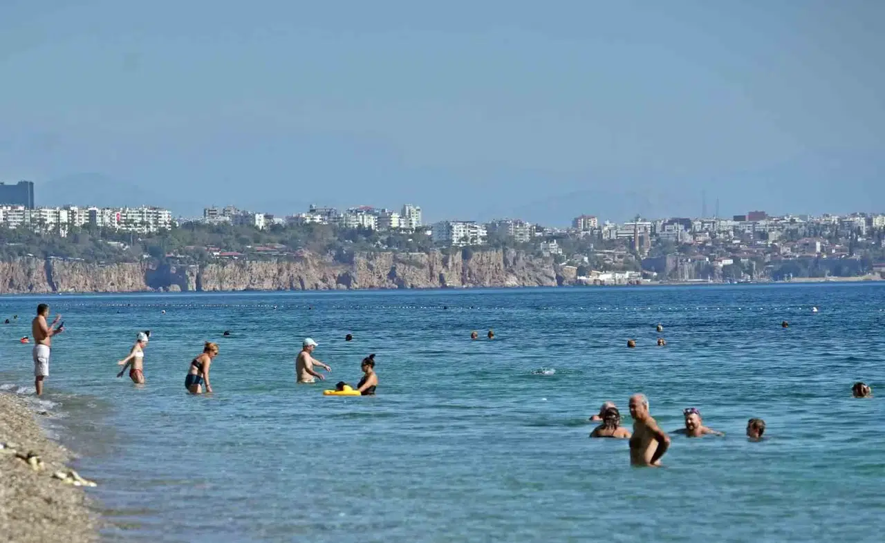Antalya’dan Ekim Sonunda Yaz Ayı Tadında ’Kıskandıran’ İmajlar