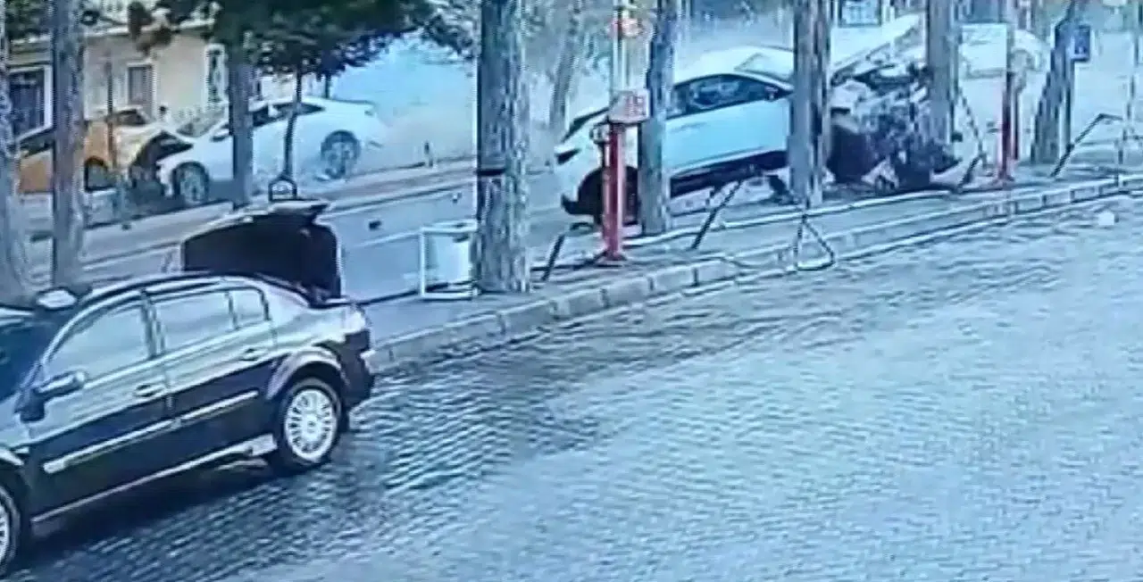 Arabaların Çarpışması Kameraya Yansıdı, Şoför Anne Öldü